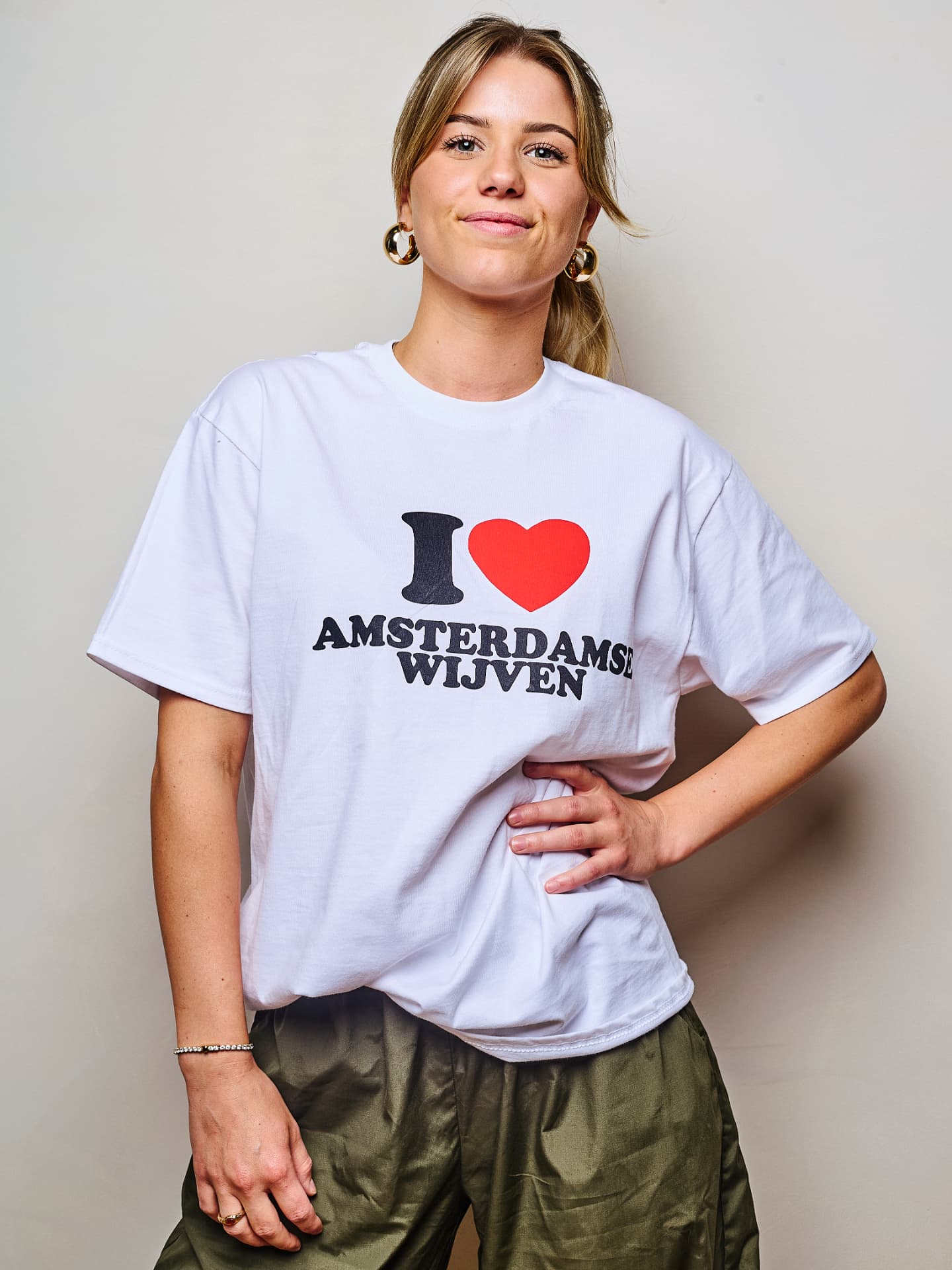 Set 04 draagt het I love Amsterdamse Wijven T-shirt