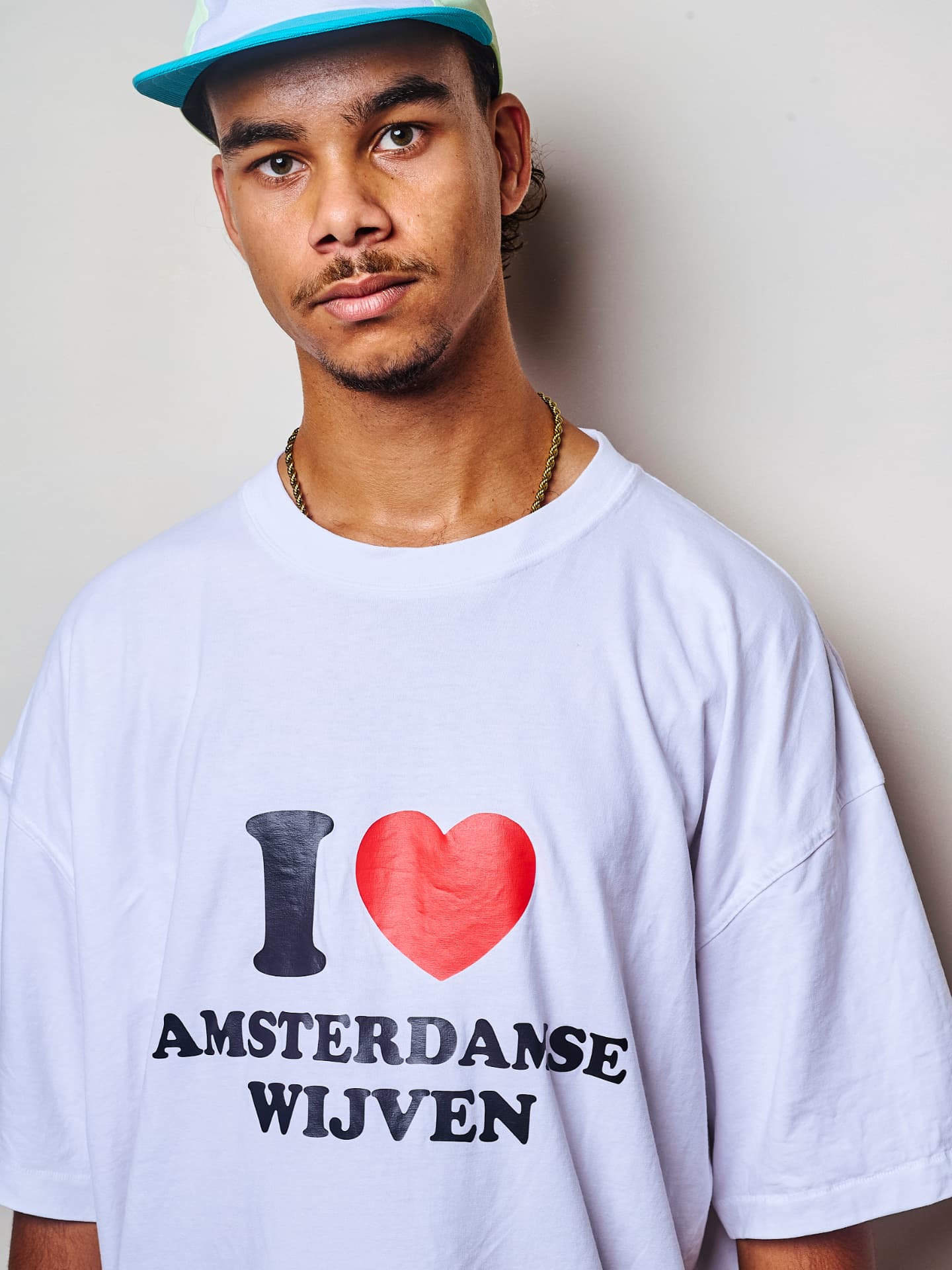 Set 05 draagt het I love Amsterdamse Wijven T-shirt