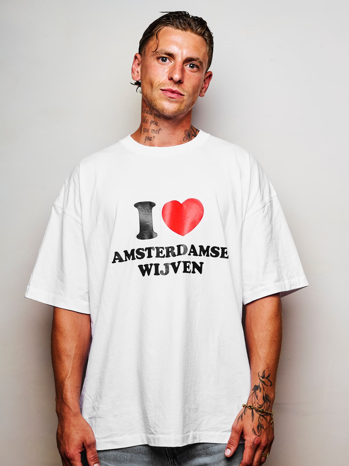 Set 03 draagt het I love Amsterdamse Wijven T-shirt
