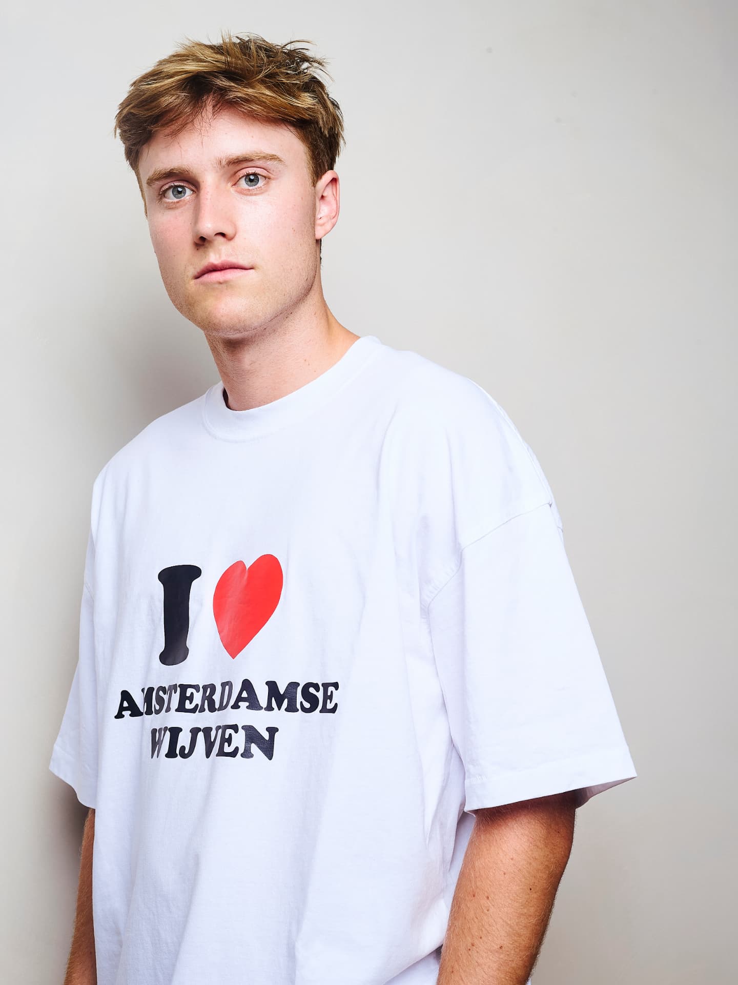 Set 01 draagt het I love Amsterdamse Wijven T-shirt